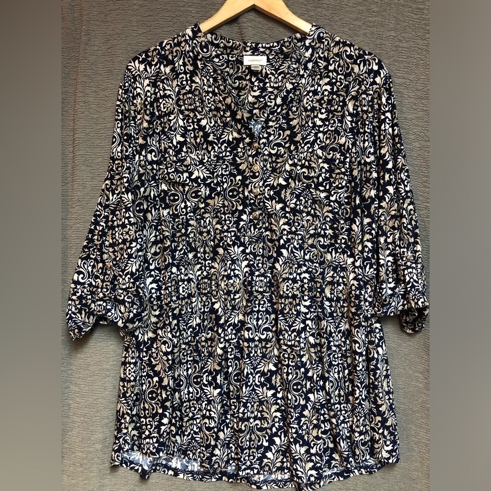 Avenue 18/20 top with V-neck four silver buttons on the front
